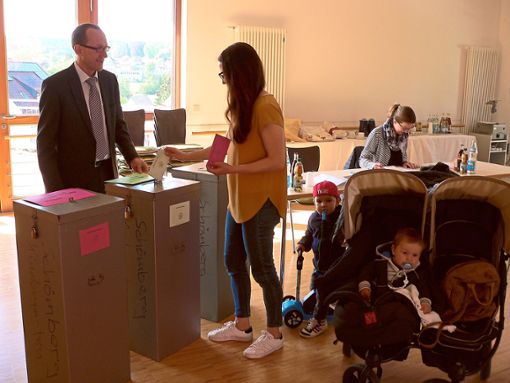 Bereits am Sonntagmorgen ist  diese junge Mutter in der Kinderklinik in Schömberg zur Wahl gegangen.   Foto: Krokauer