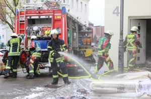 Die Feuerwehr löscht einen Brand an der Goldschmiedestraße in Hechingen. Foto: Kauffmann