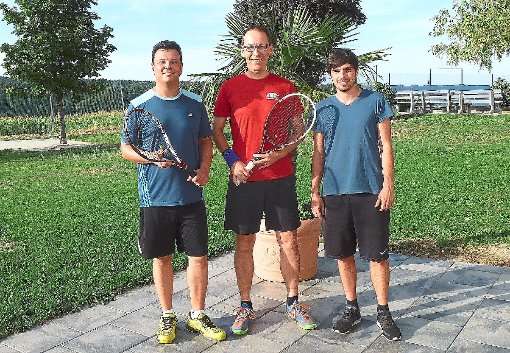 Gratulieren dem Rekord-Clubmeister Markus Gramer (Mitte):  Vize-Clubmeister Florian Ganswind (links) und  Sportwart Pascal Trick Foto: Tennisclub Foto: Schwarzwälder-Bote