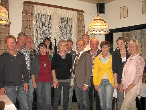 Sabine Becht (Sechste von links) bleibt Vorsitzende des Loßburger HGV. Zur Wiederwahl gratulierte auch Bürgermeister Christoph Enderle (Sechster von rechts).  Foto: Haubold Foto: Schwarzwälder-Bote