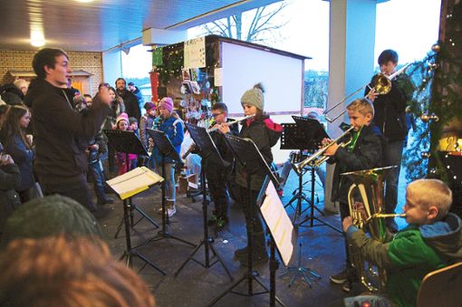 Die Bläserklasse unterhielt die Gäste des Adventsmarkts mit ihren Musikstücken. Fotos: Schule Foto: Schwarzwälder Bote