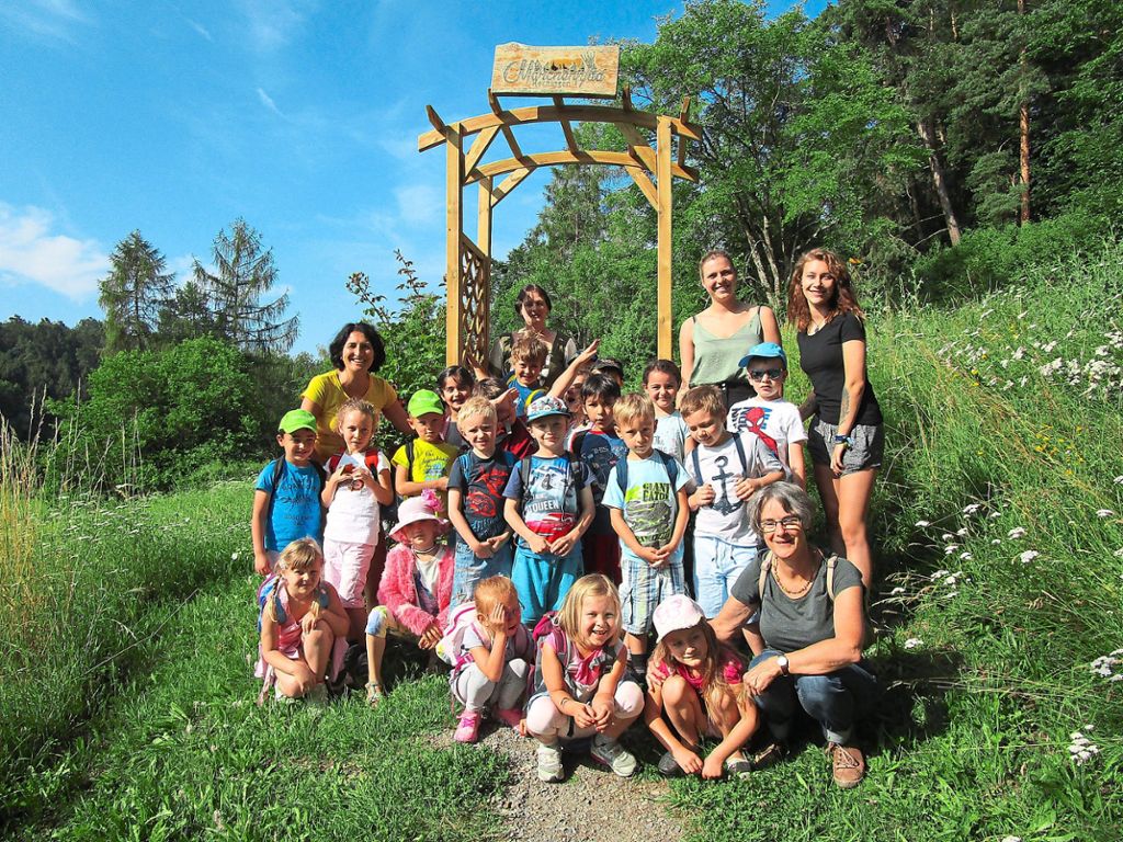 Vorschulkinder der Kita Blumenwiese und ihre Betreuerinnen hatten einen schönen Tag am Märchenpfad. Foto: Jauch Foto: Schwarzwälder Bote