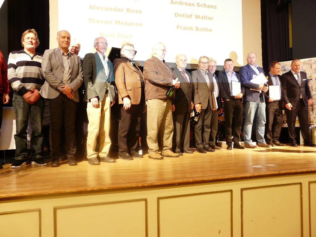Die bisherigen und neu ernannten Ehrenmitglieder gemeinsam auf der Bühne.  Foto: Eitel Foto: Schwarzwälder Bote