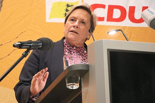 CDU-Spitzenkandidatin Susanne Eisenmann erhält nach ihrer Rede eine Peitsche von Anne Heller, Annette Widmann-Mauz und Josef Pfister. Foto: Kauffmann