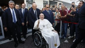 Papst Franziskus verlässt Krankenhaus