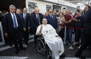 Papst Franziskus hat nach seiner Bauchoperation das Krankenhaus verlassen. Foto: dpa/Cecilia Fabiano
