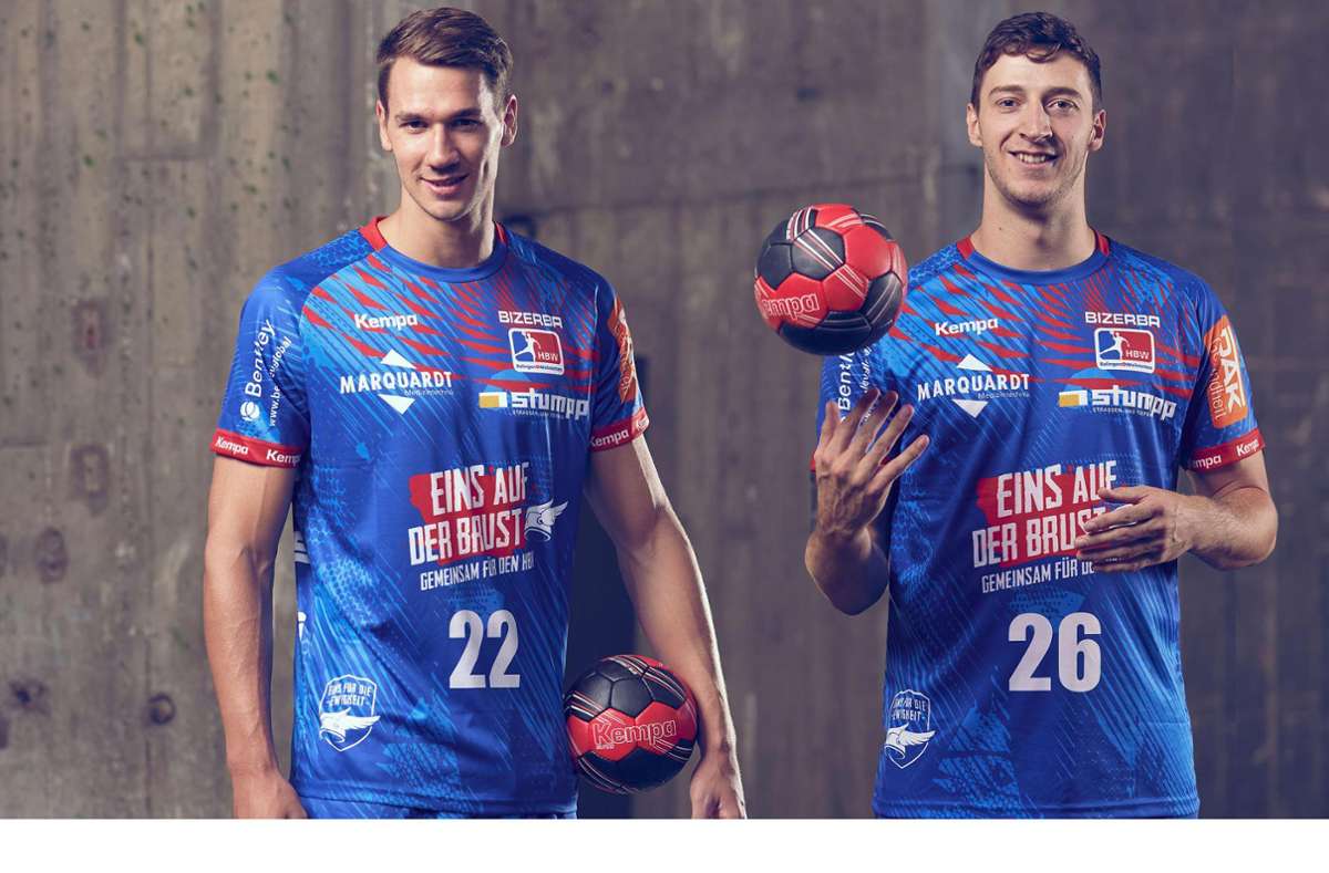 Jona Schoch (links) und Lukas Saueressig tragen auch in der kommenden Saison das Trikot des HBW Balingen-Weilstetten. Foto: HBW