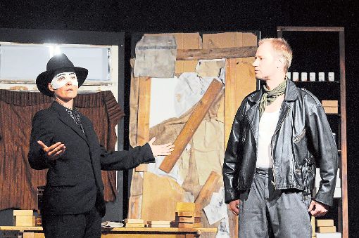 Katija Rothbächer als Shui Ta (links) und Matthias Göbbels als Pilot Yang Sun zeigten eine meisterhafte Leistung.   Foto: Baublies