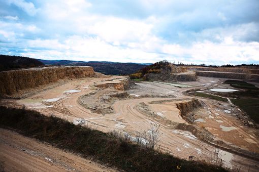 Blick auf den Kalksteinbruch auf dem Plettenberg. das Landratsamt hat nun den Antrag der Firma Holcim betreffend die Süderweiterung abgelehnt. Foto: Maier