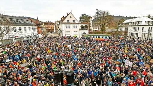 Ein beeindruckendes Bild: Mehr als 4000 Menschen kamen auf den Lahrer Rathausplatz, um für Vielfalt, Respekt und Toleranz zu demonstrieren. Foto: Baublies