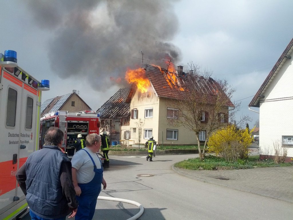 In Waldmössingen ist am Mittwochmorgen ein Bauernhaus bei einem Brand zerstört worden.  Foto: Kevin Moht