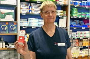 Apothekerin Annette Ising von der Apotheke am Lahrer  Storchenturm präsentiert eine Packung Augentropfen. Foto: Kapitel-Stietzel