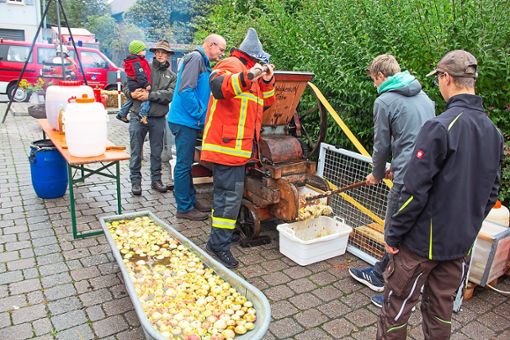 Die Besucher des Mostfestes der Feuerwehr in Maisenbach-Zainen durften ihre Äpfel vorbeibringen und pressen lassen.  Foto: Kunert Foto: Schwarzwälder Bote