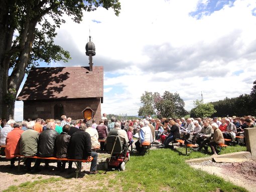 Kolpingfamilien aus dem Bezirk feiern eine Andacht bei der Bascheshof-Kapelle in Hardt. Foto: Haber­stroh Foto: Schwarzwälder-Bote