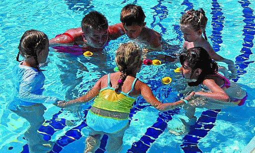 Um Kindern das Schwimmen beizubringen, lässt sich das DLRG  Neuhengstett immer einiges einfallen.  Foto: Ackermann Foto: Schwarzwälder-Bote