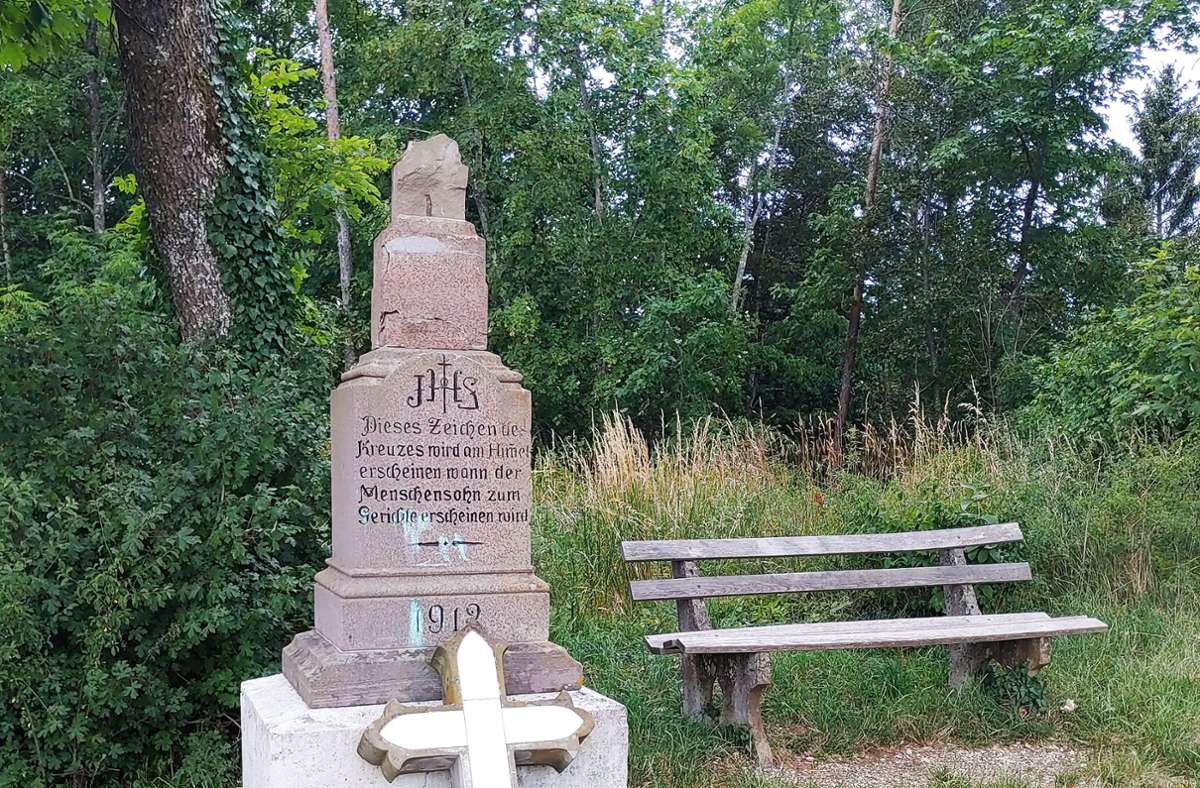 Anzeige erstattet: Unbekannte zerstörten Feldkreuz an Straßberger Wanderweg