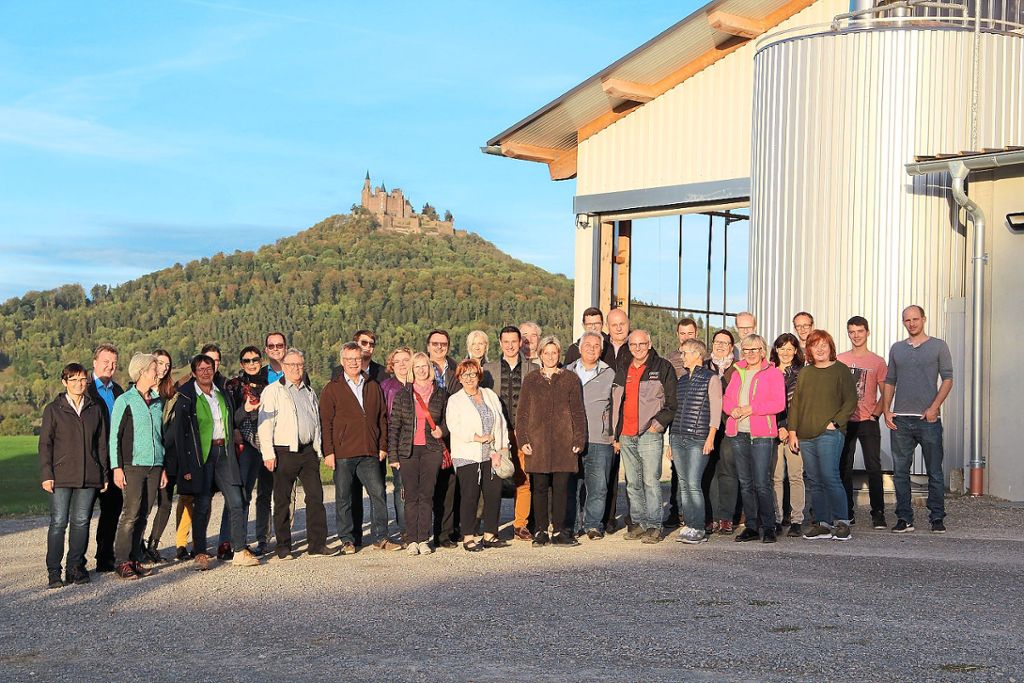 Die Gruppe aus CDU und Landfrauen hat den Hof der Familie Kostanzer in Bisingen besichtigt. Fotos: Wahl