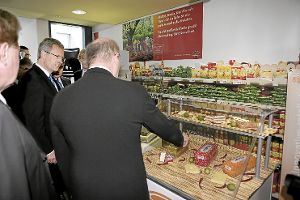 Bundespräsident Christian Wulff schaut genau hin, als ihm DFKI-Geschäftsführer Wolfgang Wahlster die neue Technologie für den Supermarkt erläutert. Foto: DFKI Foto: Schwarzwälder-Bote