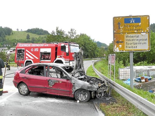 Bei einem Unfall ist am Montag in Altoberndorf ein Auto ausgebrannt. Foto: Zeger