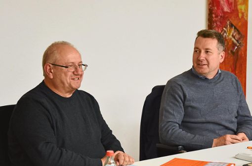 Thomas Brehm (links) berichtet dem Gemeinderat und Bürgermeister Mark Prielipp (rechts) über die Situation im Oberndorfer Tafelladen. Foto: Wagner