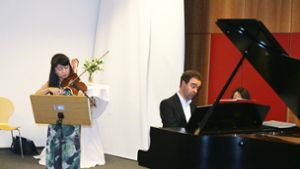 Keiko Urushihara spielt bei dem jüngsten Konzert in der Reihe Klassik live auf ihrer Stradivari makellos, Jacob Leuschner begleitet auf dem Flügel.  Foto: Zährl Foto: Schwarzwälder Bote