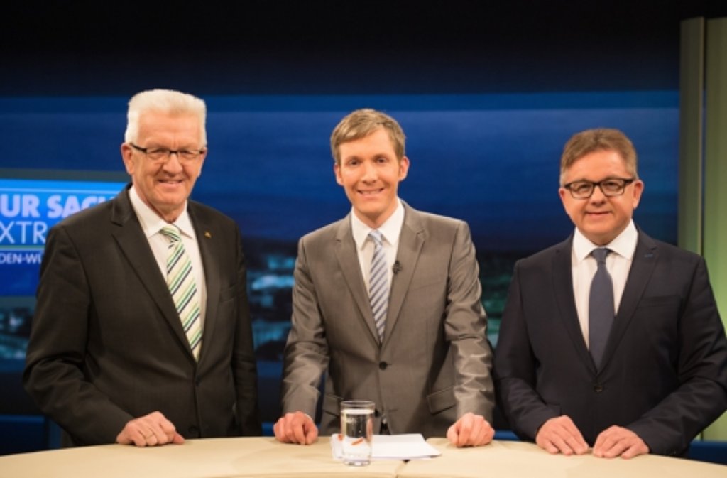 Der baden-württembergische Ministerpräsident Winfried Kretschmann und sein Herausforderer Guido Wolf (CDU) mit Fernsehmoderator Clemens Bratzler (Mitte) beim ersten TV-Duell im Landtagswahlkampf.