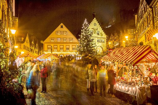 Rege besucht war der Schiltacher Advent, verbunden mit dem Andreasmarkt. Im Lichterglanz der Schiltacher Altstadt gab es mancherlei zu kaufen. Fotos: Schmidtke Foto: Schwarzwälder-Bote