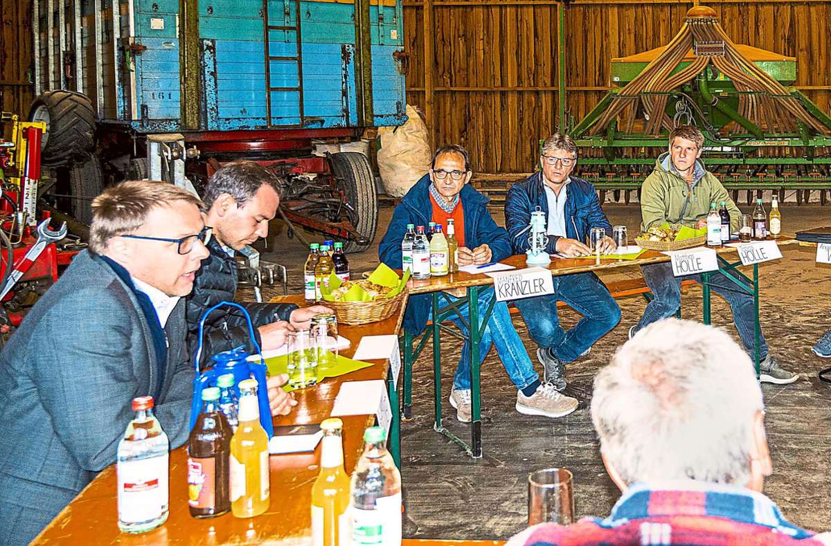 Joachim Brückner (von links) und Jesko Schwarz haben sich beim Ortstermin in der Gerätescheune mit den Vertretern der Bürgerinitiative Waldhof ausgetauscht. Foto: Schatz