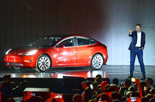 Vor fünf Jahren brachte Tesla-Chef Elon Musk das Model 3 auf den Markt, nun muss er dagegen ankämpfen, das Fahrzeug auf Halde zu produzieren. Foto: dpa / /Andrej Sokolow