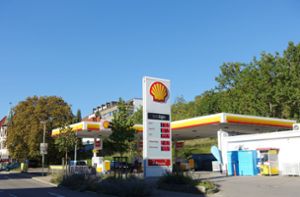 Die Shell-Tankstelle in der Tailfinger Goethestraße ist am späten Dienstagabend von einem Unbekannten überfallen worden. Foto: Kistner