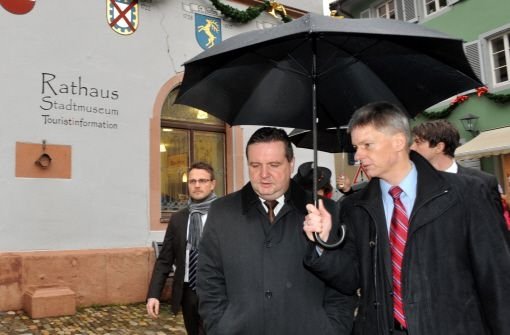 Stefan Mappus mit dem Bürgermeister von Staufen, Michael Benitz (rechts) durch Staufen. Foto: dpa