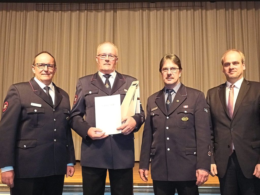 Zum Ehrenfeuerwehrmann ernannte Kommandant Rainer Zillinger (von links) Manfred Pfrommer, dessen heimischer Abteilungskommandant aus Bieselsberg, Rüdiger Keller,  und Bürgermeister Matthias Leyn sich mitfreuten.