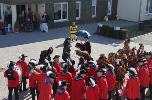 Bei Kaiserwetter wird auf dem Schlossplatz Fasnet gefeiert. Foto: Schmidt