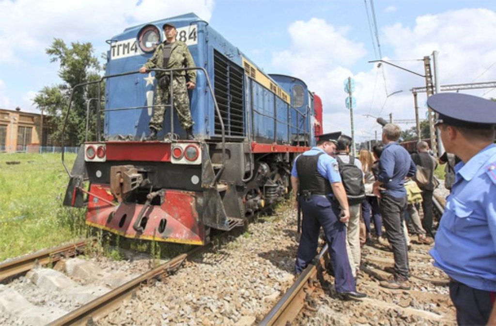 In der Ukraine werden die Toten des Flugzeugabsturzes mit einem Zug abtransportiert.