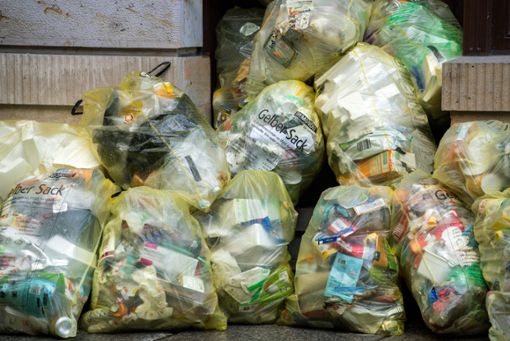 Gelber Sack, Mülltrennung und Co: Kaum ein Land investiert so viel Aufwand in Recycling. Aber bringt es auch den Umweltnutzen? Foto: Robert Michael/dpa