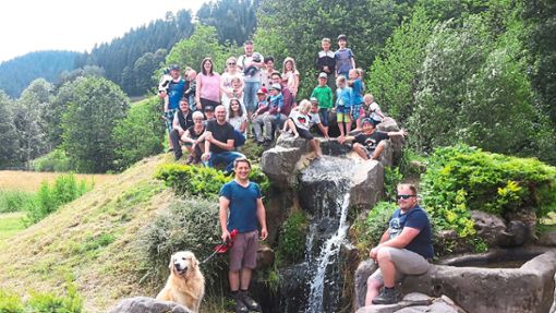 Die Wandergruppe am Wasserfall. Foto: Schwarzwaldverein Foto: Schwarzwälder Bote