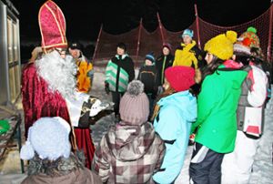 Gespannt harren die Kinder des WSV Ebingen ihrer Geschenke aus der Hand des Nikolaus. Foto: Endlichhofer Foto: Schwarzwälder-Bote