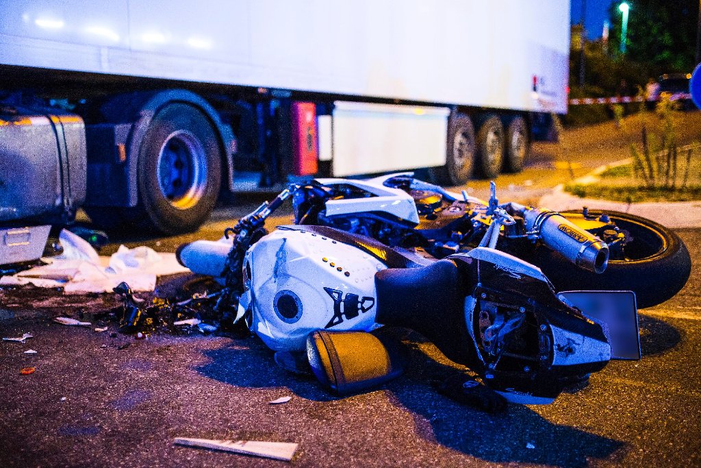 Bei einem Unfall in Markgröningen ist ein 24 Jahre alter Motorradfahrer ums Leben gekommen.