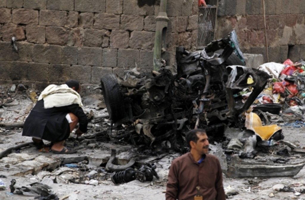Bei einem Autobombenanschlag auf eine vor allem von Huthis besuchte Moschee in Sanaa im Jemen kamen drei Menschen ums Leben, mindestens zwölf wurden verletzt. Die Terrormiliz Islamischer Staat (IS) bekannte sich zu dem Anschlag.