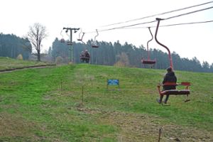 Viele Gäste nutzten nochmals die Gelegenheit,  um mit der Sesselbahn in luftige Höhen zu schweben. Foto: Braun