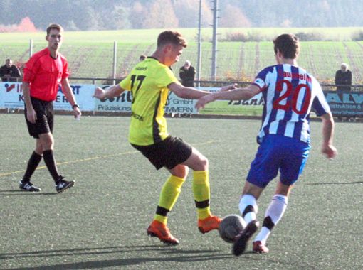 Eine schmerzliche 1:2-Niederlage mussten die A-Junioren des SV Zimmern (links, gelbe Trikots)  einstecken. Foto: Peiker Foto: Schwarzwälder Bote