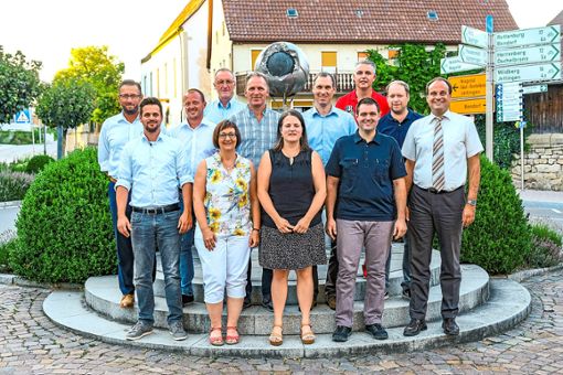 Der neu gewählte und verpflichtete Gemeinderat von Mötzingen Fotos: Fritsch Foto: Schwarzwälder Bote