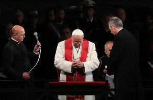 Papst Franziskus hat den Kreuzweg in Rom zusammen mit Zehntausenden mit nachdenklichem Gesichtsausdruck und im stillen Gebet verfolgt. Foto: dpa