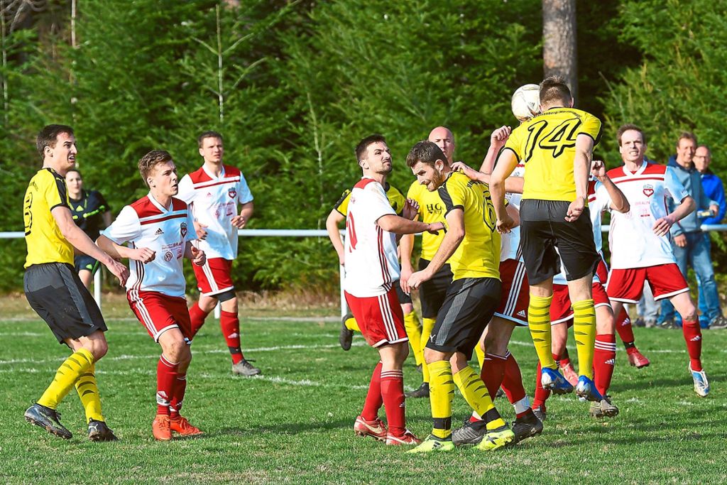 Der SV Breitenberg/Martinsmoos (gelbe Trikots) landete beim 2:0 gegen den SV Sulz den achten Heimsieg. Foto: Wasserbauer Foto: Schwarzwälder Bote