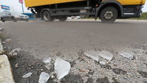 Lastwagen verliert Eisplatten auf B 27 bei Hüfingen