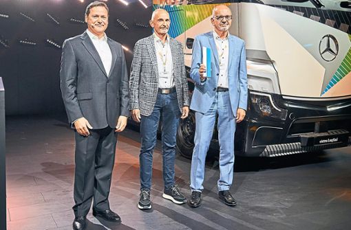 Award-Vergabe in der Kategorie Partnerschaft (von links): Marcus Schoenenberg (Leiter Globaler Einkauf Daimler Truck), Mathias Keck (Leiter BIN Boysen-Innovationszentrum Nagold) und Rolf Geisel (Geschäftsführer Boysen-Gruppe). Foto: Daimler Truck AG
