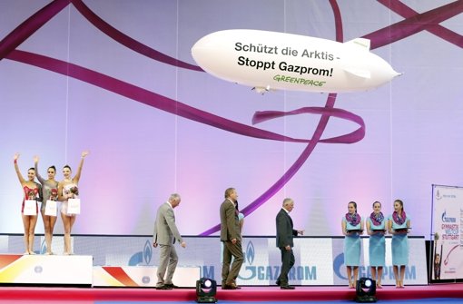 Die Umweltschutzorganisation Greenpeace lässt am Sonntag beim Gazprom Weltcup der Rhythmischen Sportgymnastik in der Porsche Arena in Stuttgart bei der Siegerehrung für die Mannschaft einen Protestballon fliegen. Foto: dpa