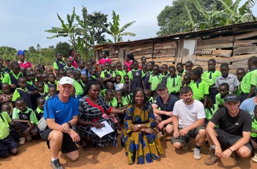 Armin Klausmann (links vorne) ist mit Helfern in Afrika unterwegs, um beispielsweise   Schulen in Uganda zu unterstützen. Oft sind dort die Schulhäuser nur Foto: Verein