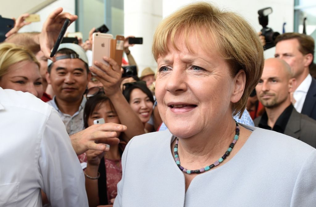Auch auf dem Tag der Offenen Tür der Bundesregierung gab sich Kanzlerin Merkel von den Debatten über eine weitere Amtszeit völlig unbeeindruckt. Das Reden überließ sie ihren Stellvertretern. Foto: dpa