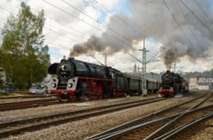 So sah die Parallelausfahrt der „01 519“ und der „52 7596“ aus dem Bahnhof Rottweil im Jahr 2016 aus. Foto: Bernd Günther